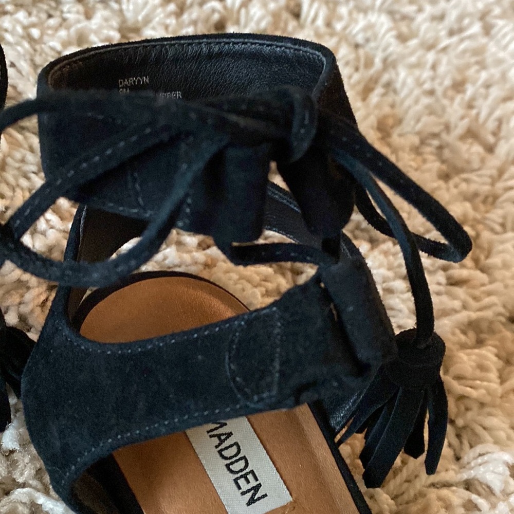 Steve Madden suede lace up ankle sandals. Adjustable laces with tassel ties. - Picture 4 of 5